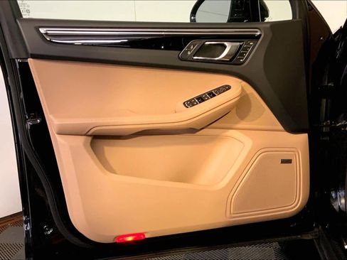 Used 2025 Porsche Macan image 25