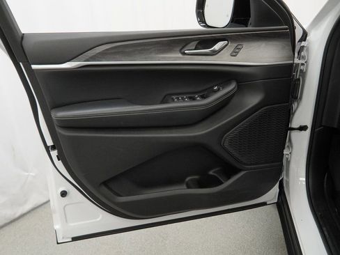 Used 2023 Jeep Grand Cherokee Limited w/ Luxury Tech Group II image 28