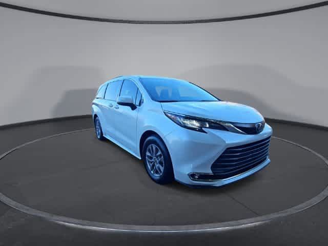 Used 2022 Toyota Sienna XLE FWD image 2