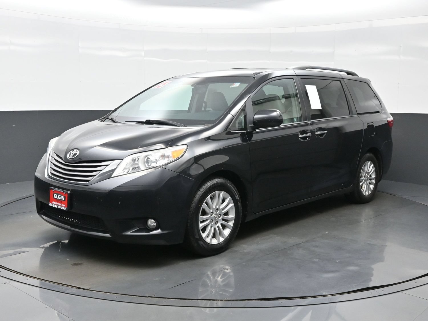 Used 2015 Toyota Sienna XLE w/ XLE Navigation Package FWD image 2