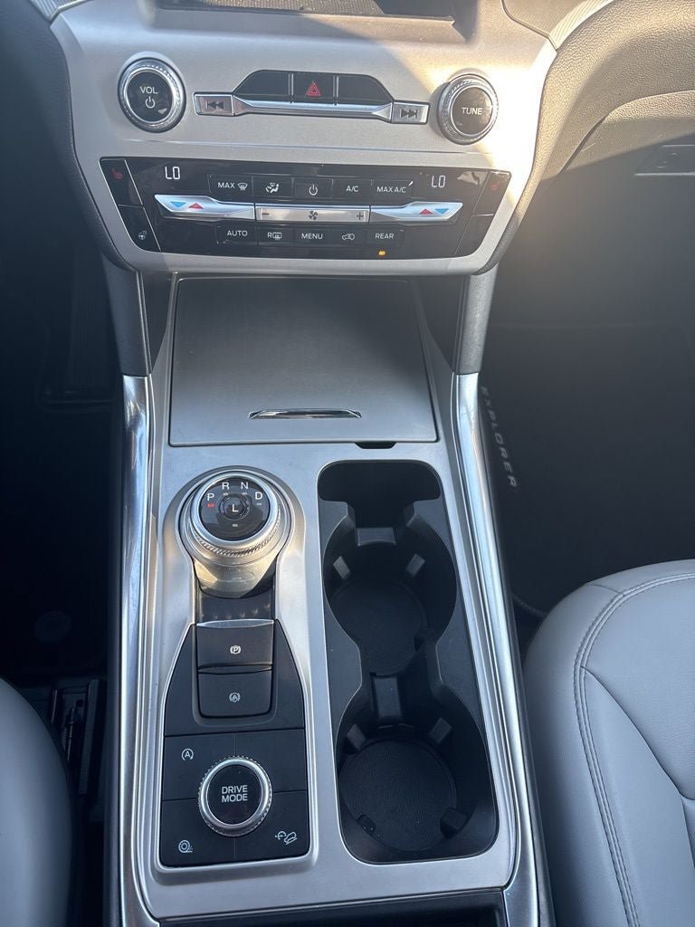 Used 2021 Ford Explorer XLT w/ Equipment Group 202A AWD/4WD image 17