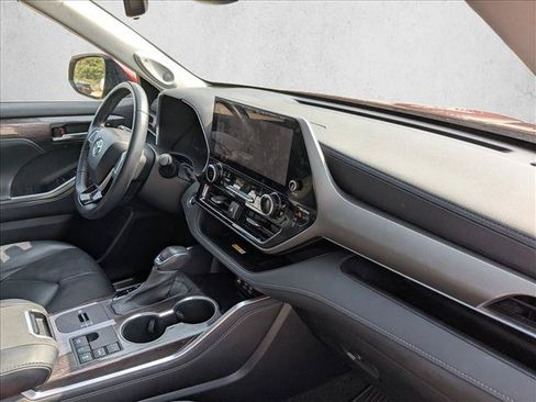 Used 2023 Toyota Highlander Limited FWD image 18
