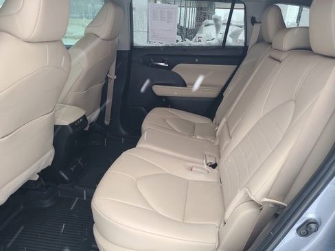 Used 2024 Toyota Highlander XLE image 13