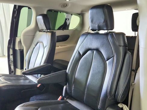 Used 2022 Chrysler Pacifica Touring-L image 25