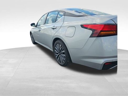Used 2024 Nissan Altima 2.5 SV image 12
