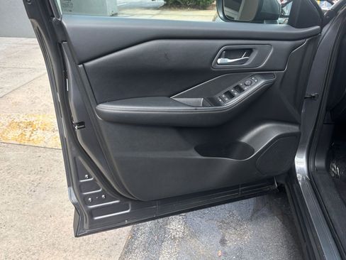 Used 2025 Nissan Rogue SV FWD image 18