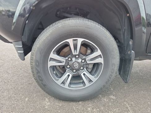 Used 2019 Toyota Tacoma TRD Sport AWD/4WD image 9