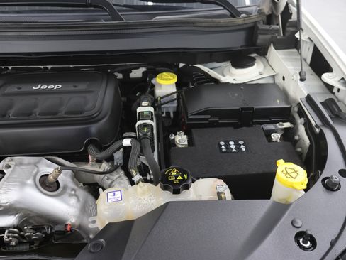 Used 2019 Jeep Cherokee Latitude Plus image 16