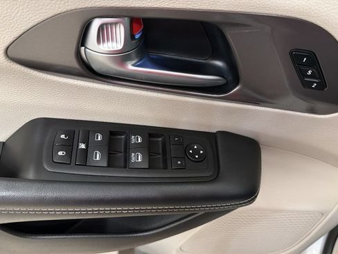 Used 2023 Chrysler Pacifica Touring-L FWD image 17