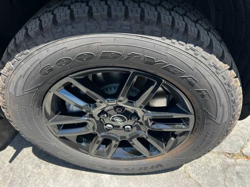 Used 2023 Land Rover Defender 130 SE image 9