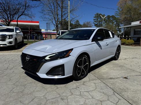 Used 2023 Nissan Altima 2.5 SR w/ SR Premium Package image 8