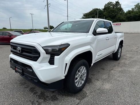 Used 2026 Toyota Tacoma SR5 AWD/4WD image 4