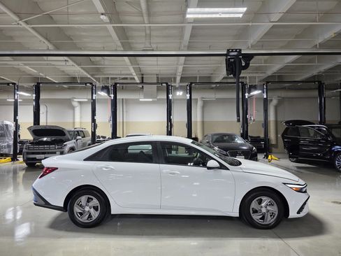 Certified 2025 Hyundai Elantra SE image 8