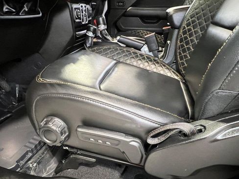 Used 2022 Jeep Wrangler Unlimited Sahara image 25