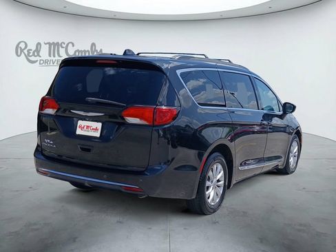 Used 2017 Chrysler Pacifica Touring-L FWD image 5