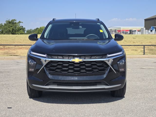 Used 2025 Chevrolet Trax LT FWD image 2