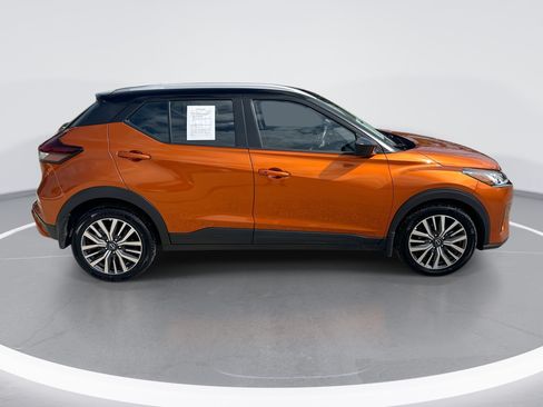Used 2023 Nissan Kicks SV FWD image 4