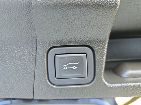 Used 2023 GMC Acadia SLT w/ Technology Package image 13