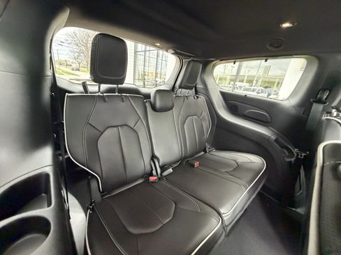 New 2026 Chrysler Pacifica Limited image 28