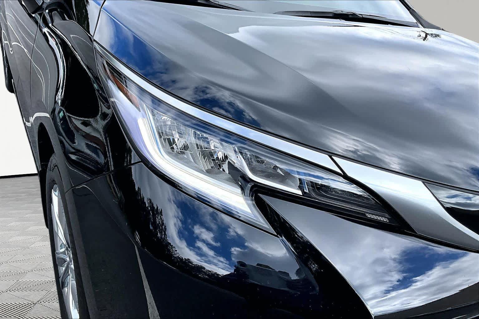 Used 2025 Toyota Sienna Limited FWD image 28