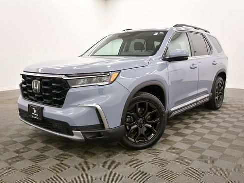 Used 2025 Honda Pilot Touring image 2