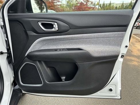 Used 2024 Jeep Compass Latitude image 24