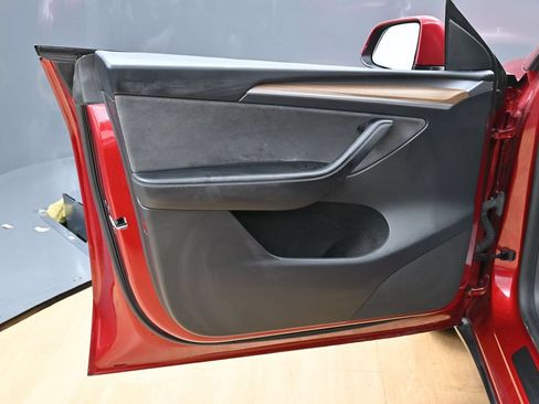 Used 2024 Tesla Model Y Long Range RWD image 41