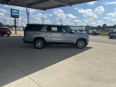 Used 2025 Chevrolet Suburban Premier AWD/4WD image 8