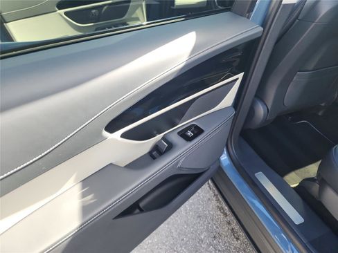 Used 2025 Lincoln Nautilus Premier image 16