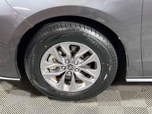 Certified 2025 Toyota Sienna XLE FWD image 28