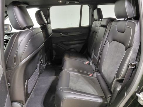 Used 2025 Jeep Grand Cherokee Altitude AWD/4WD image 39
