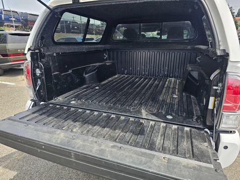 Used 2023 Toyota Tacoma TRD Off-Road w/ Technology Package AWD/4WD image 16