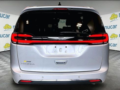 Used 2024 Chrysler Pacifica Touring-L image 6