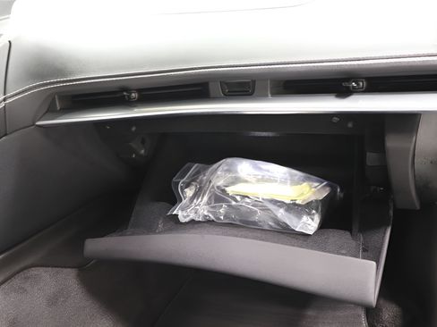 Used 2024 Chevrolet Corvette Stingray Preferred Cpe w/ Z51 Performance Package RWD image 31