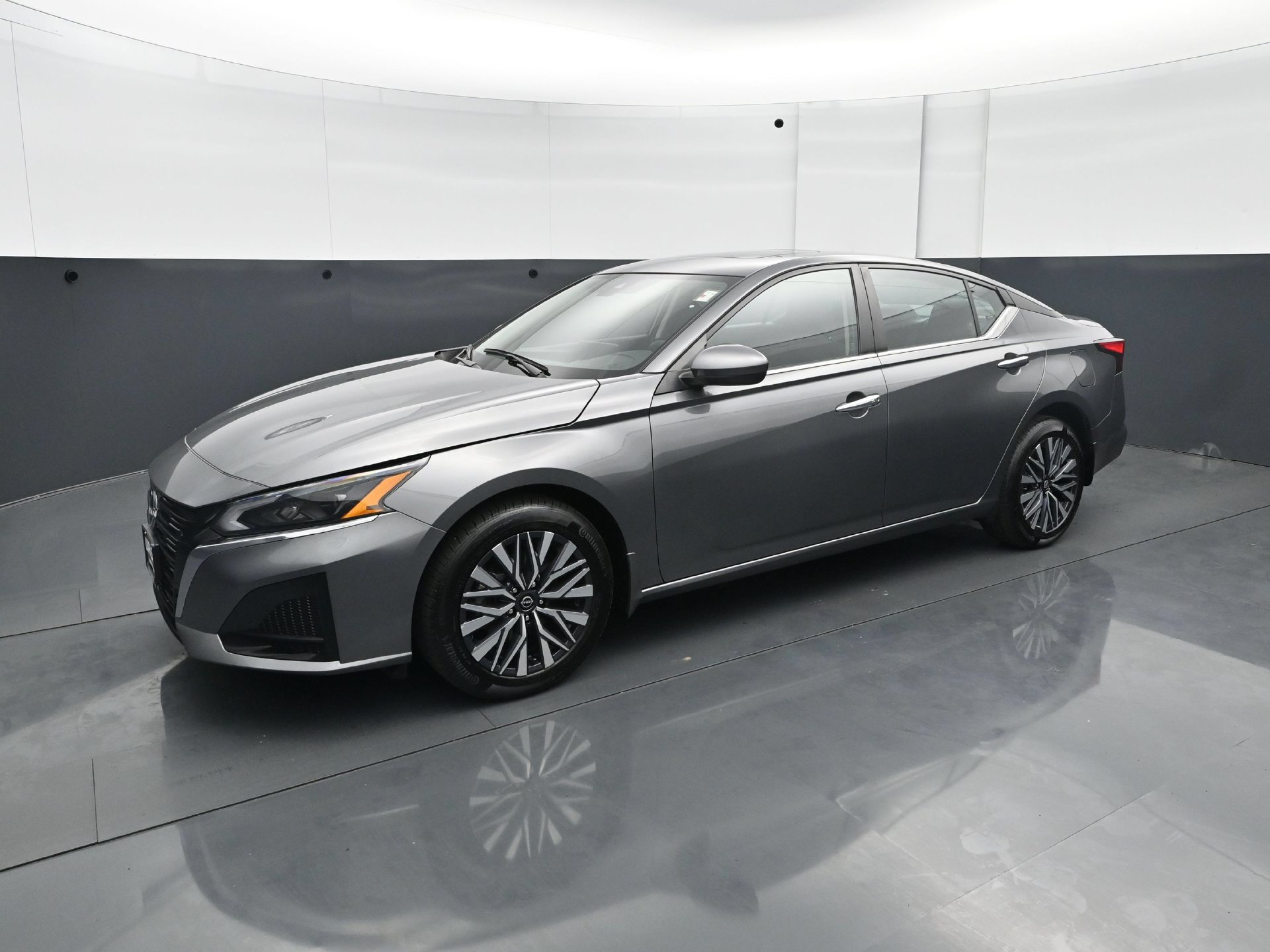 Used 2024 Nissan Altima 2.5 SV w/ SV Premium Package AWD/4WD image 2