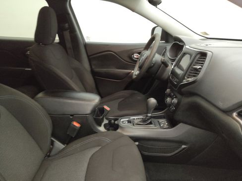 Used 2021 Jeep Cherokee Latitude FWD image 21