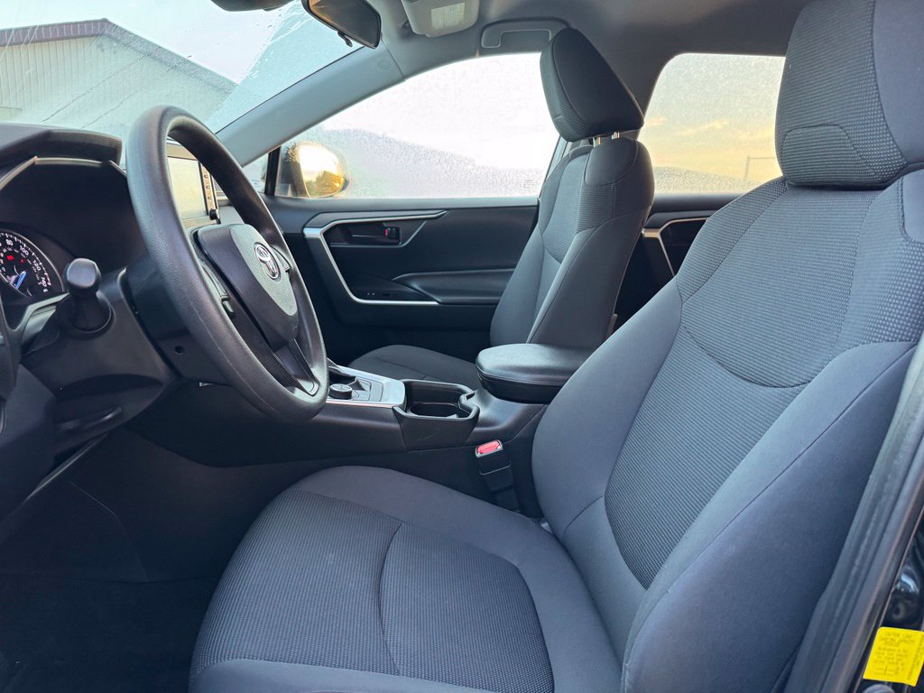 Used 2019 Toyota RAV4 LE AWD/4WD image 4
