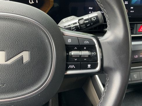 Used 2025 Kia Carnival FWD image 35