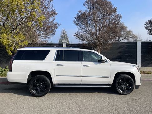Used 2019 Cadillac Escalade ESV 4WD image 3