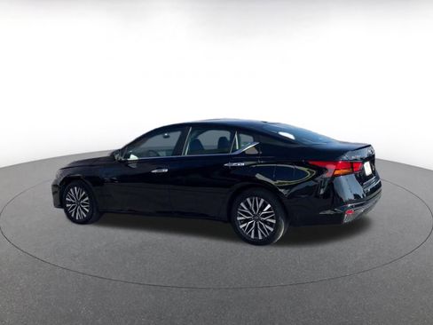 Used 2025 Nissan Altima 2.5 SV image 10