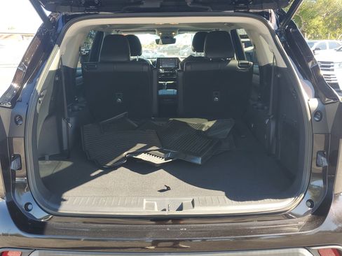 Used 2021 Toyota Highlander XLE AWD/4WD image 9