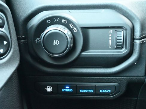 Used 2025 Jeep Wrangler Unlimited Sahara w/ Safety Group AWD/4WD image 27