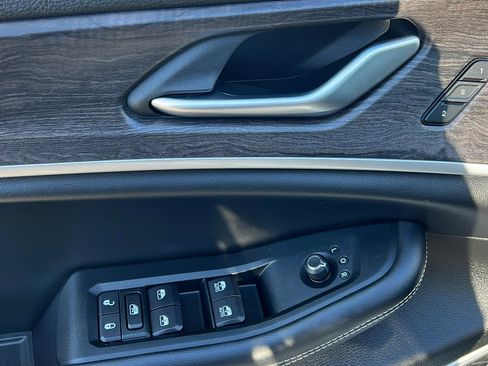 Used 2023 Jeep Grand Cherokee Limited w/ Luxury Tech Group II image 16