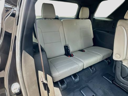 Used 2023 Chevrolet Traverse Premier FWD image 29
