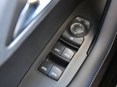 Used 2025 Chevrolet Blazer LT FWD image 33