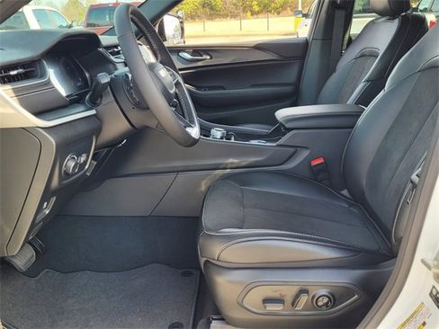 New 2024 Jeep Grand Cherokee L Altitude image 6