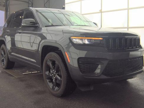 Used 2024 Jeep Grand Cherokee Altitude AWD/4WD image 2