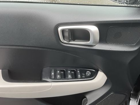 Certified 2022 Hyundai Venue SEL image 17