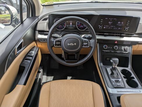 Certified 2024 Kia Carnival LX FWD image 13
