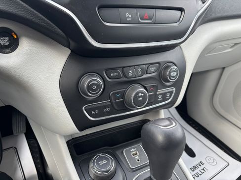 Used 2020 Jeep Cherokee Latitude Plus w/ Cold Weather Group image 13